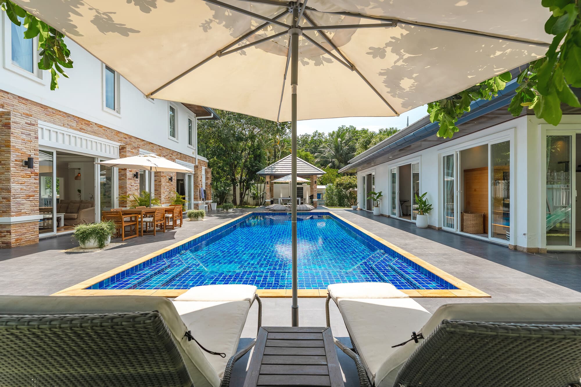 สระว่ายน้ำ Villa Bussaba พร้อมเก้าอี้อาบแดดและร่ม